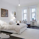 Witte slaapkamer met donkere vloer