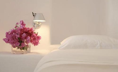 Griekse witte slaapkamer in Santorini