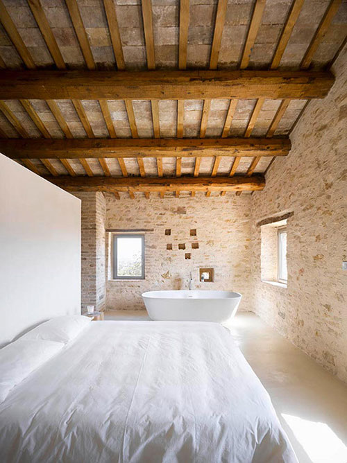Bakstenen muur in de slaapkamer Bakstenen muur in de slaapkamer