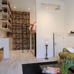 Open slaapkamer met hoogslaper-kledingkast-combinatie