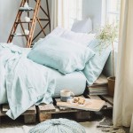 Unieke slaapkamer met mooie ramen met vakken