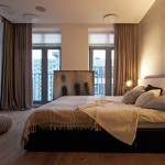 Betonnen muren en houten vloer in slaapkamer