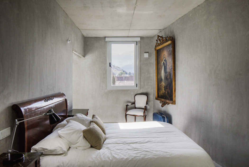 Betonnen slaapkamer met een klassiek chique koloniale inrichting