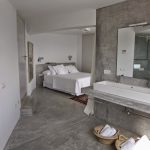 Betonstuc slaapkamer met open badkamer