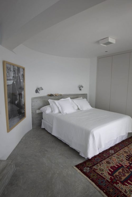 Betonstuc slaapkamer met open badkamer Betonstuc slaapkamer met open badkamer