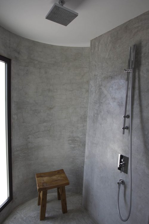 Betonstuc slaapkamer met open badkamer Betonstuc slaapkamer met open badkamer