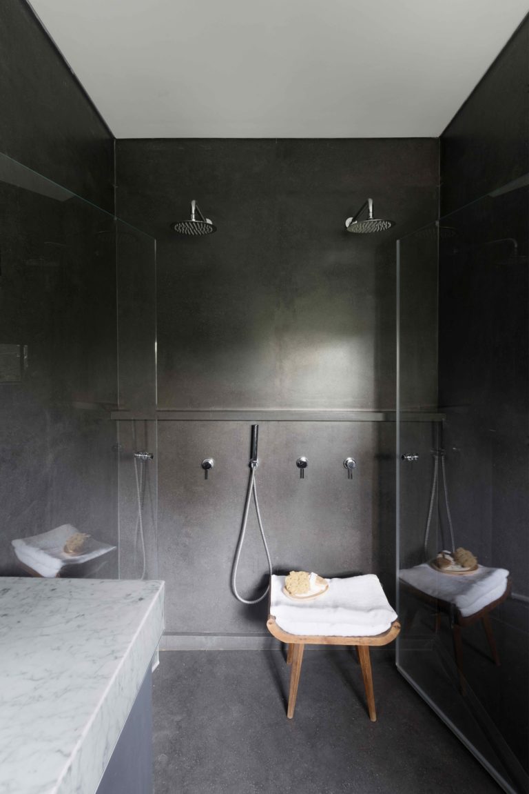 Chique slaapkamer met grote inbouwkasten Chique slaapkamer met grote inbouwkasten
