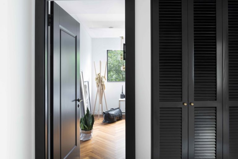 Chique slaapkamer met grote inbouwkasten Chique slaapkamer met grote inbouwkasten