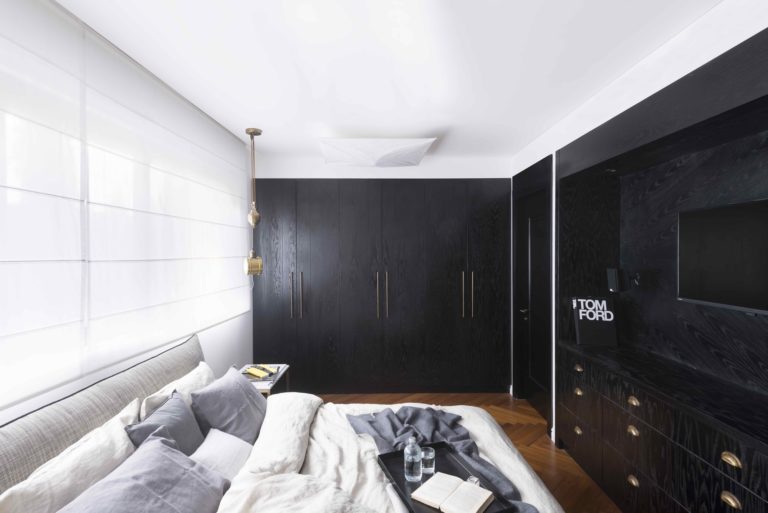 Chique slaapkamer met grote inbouwkasten Chique slaapkamer met grote inbouwkasten