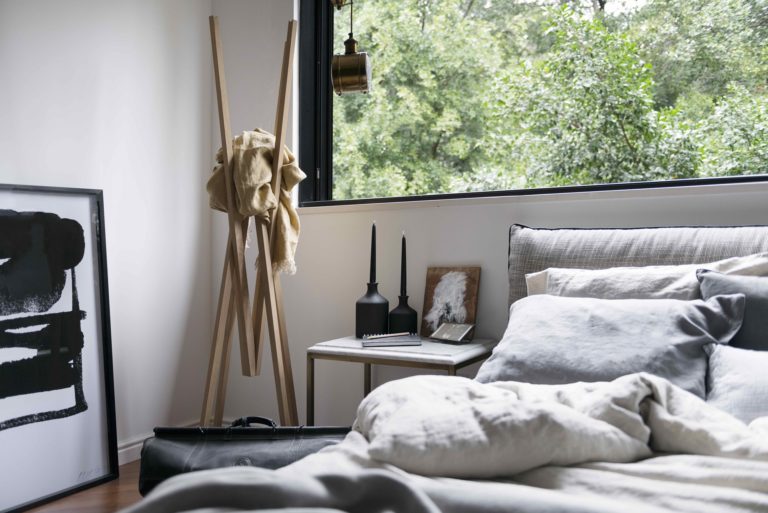 Chique slaapkamer met grote inbouwkasten Chique slaapkamer met grote inbouwkasten