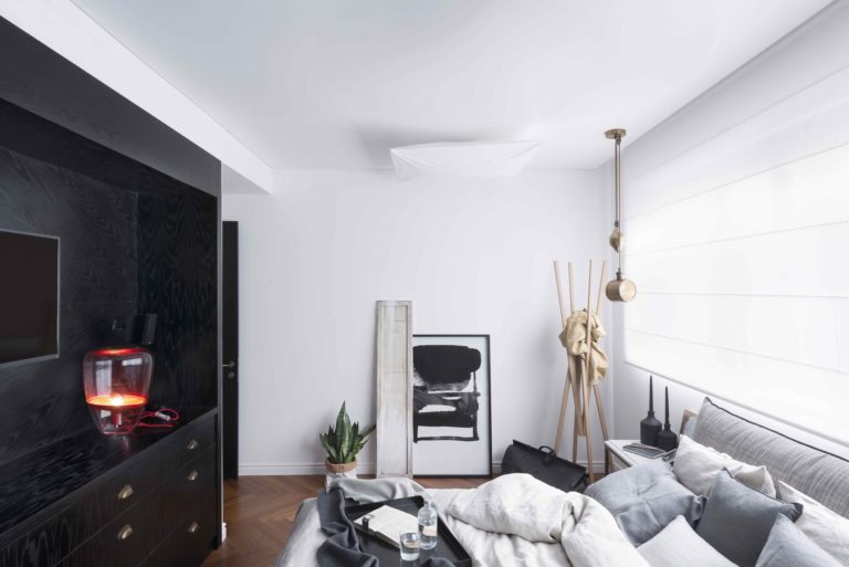 Chique slaapkamer met grote inbouwkasten Chique slaapkamer met grote inbouwkasten