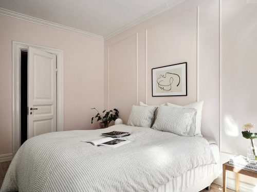Chique slaapkamer met lichtroze muren