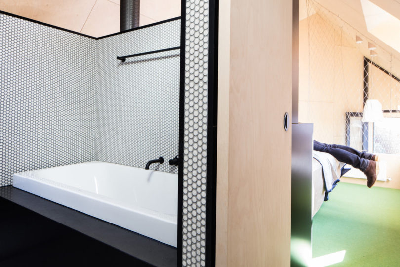 Compacte zolder slaapkamer met multiplex wanden Compacte zolder slaapkamer met multiplex wanden