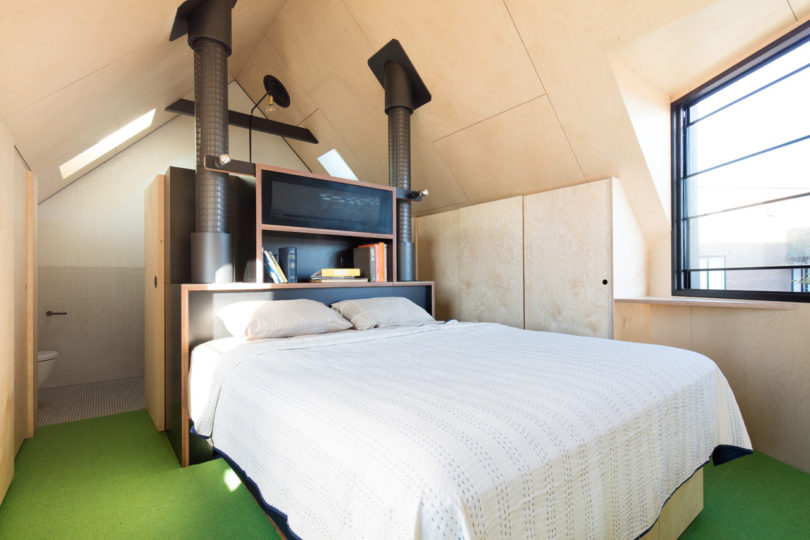 Compacte zolder slaapkamer met multiplex wanden