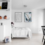 Creatief ingericht klein appartement met half open slaapkamer