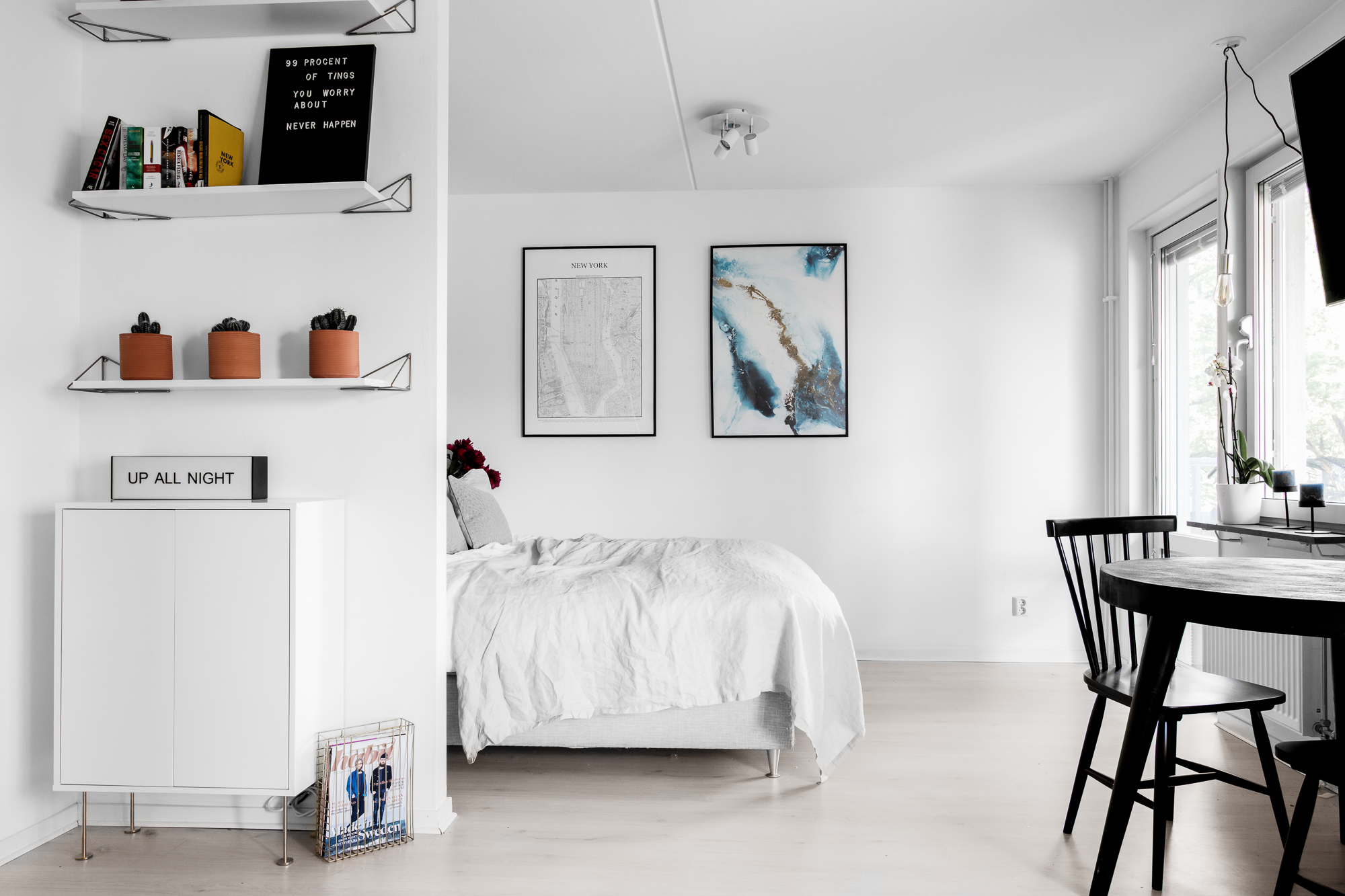 Creatief ingericht klein appartement met half open slaapkamer Creatief ingericht klein appartement met half open slaapkamer