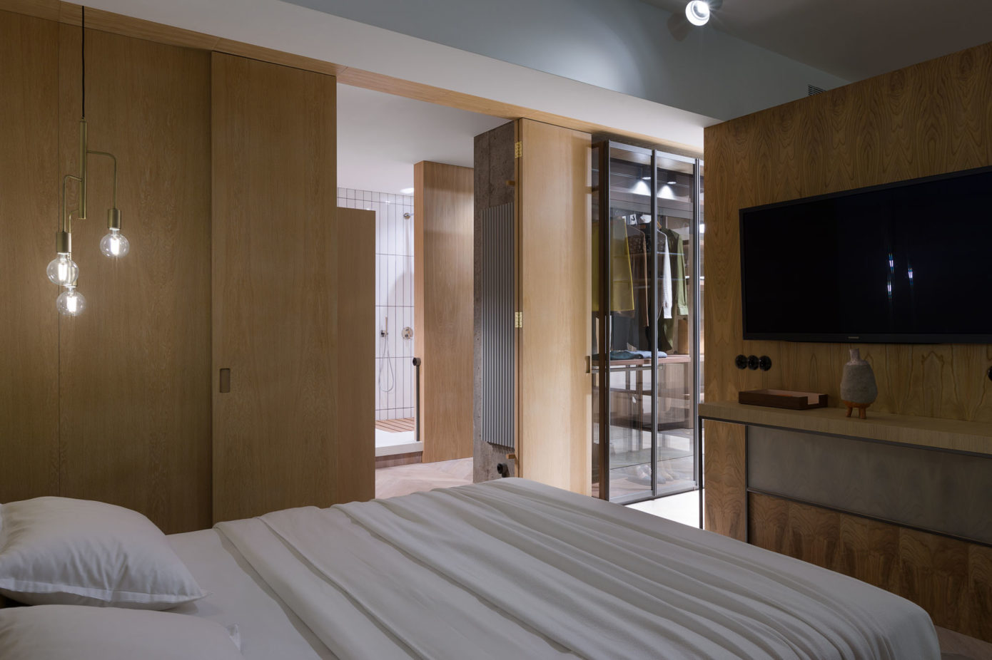 De luxe slaapkamer suite van Olha Wood