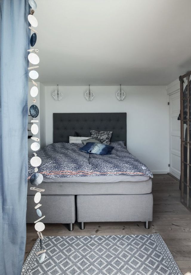 De mooie slaapkamer van een Deens visssershuisje De mooie slaapkamer van een Deens visssershuisje