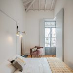 De mooie slaapkamers van een strak verbouwd Portugees appartementencomplex