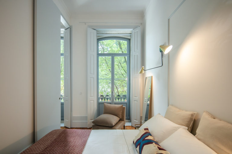 De mooie slaapkamers van een strak verbouwd Portugees appartementencomplex