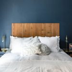 De muren in deze slaapkamer zijn blauw geschilderd!