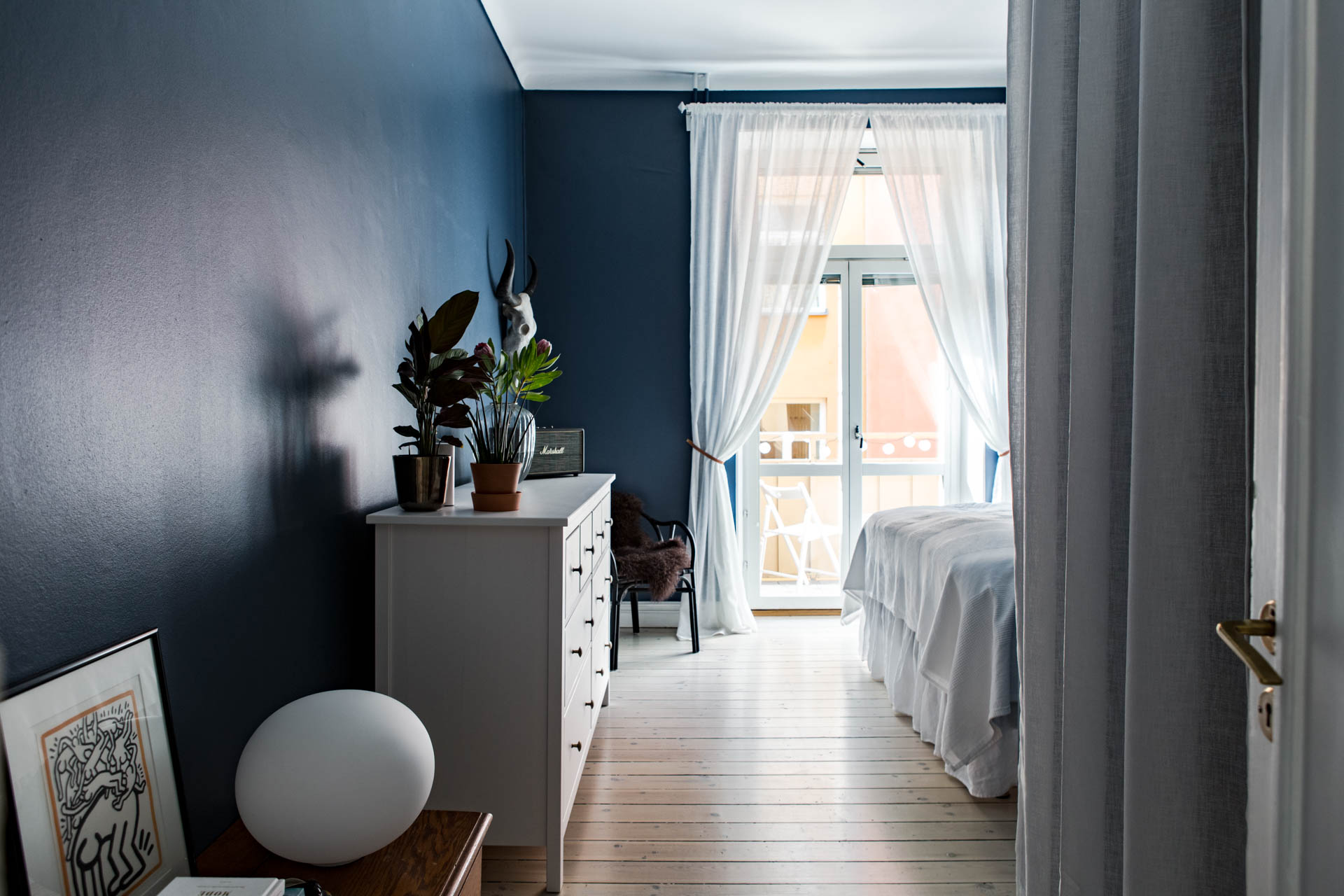 De muren in deze slaapkamer zijn blauw geschilderd! De muren in deze slaapkamer zijn blauw geschilderd!