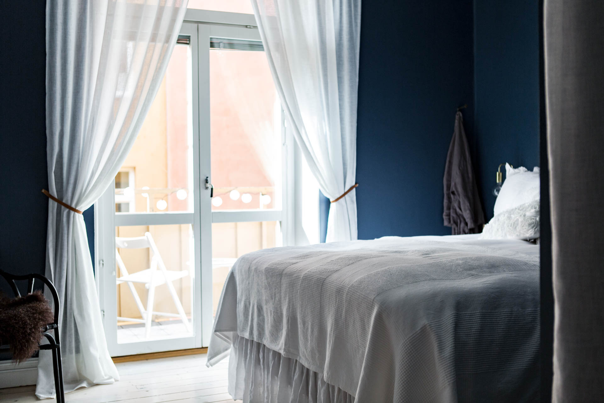 De muren in deze slaapkamer zijn blauw geschilderd! De muren in deze slaapkamer zijn blauw geschilderd!
