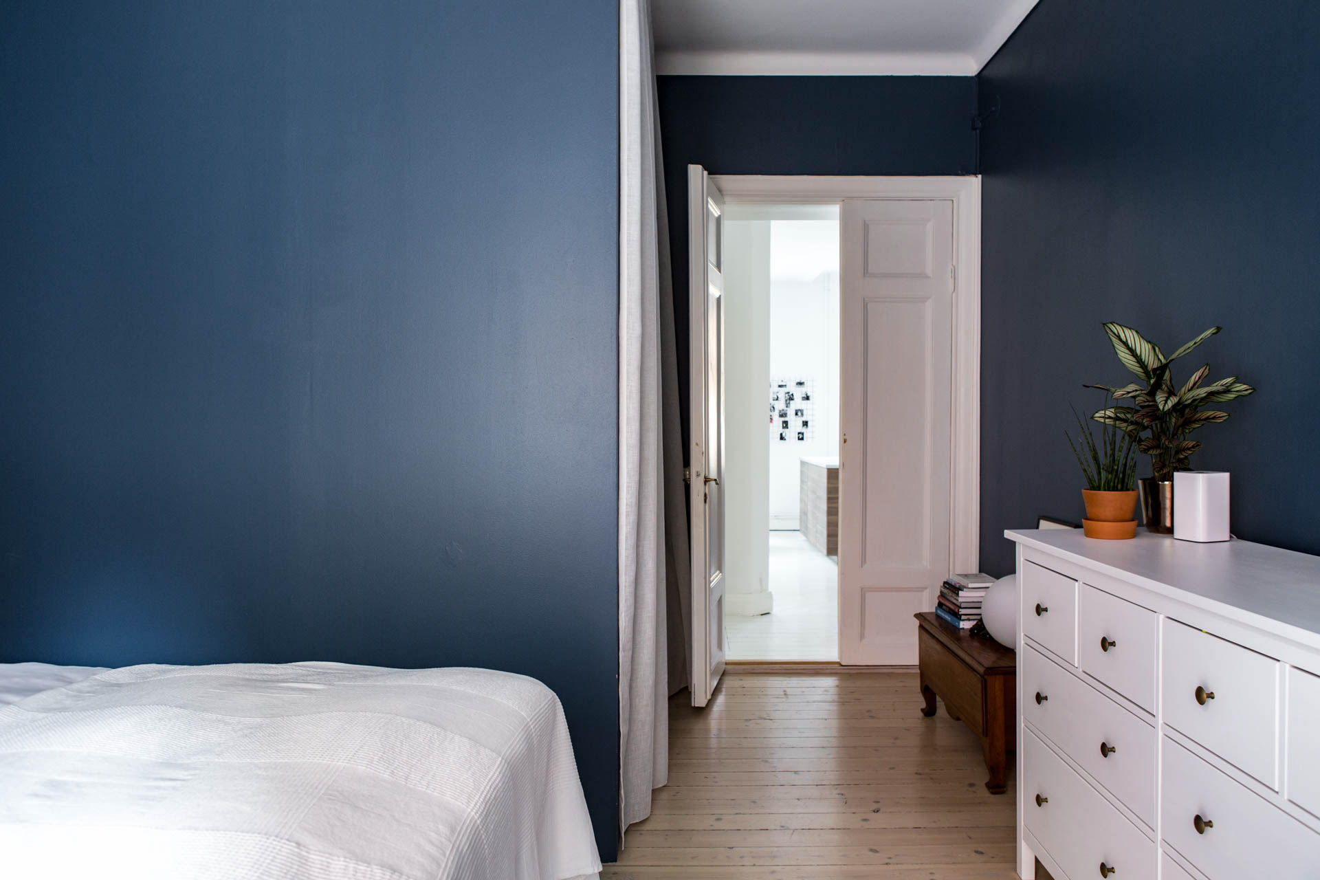 De muren in deze slaapkamer zijn blauw geschilderd! De muren in deze slaapkamer zijn blauw geschilderd!