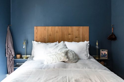 De muren in deze slaapkamer zijn blauw geschilderd!