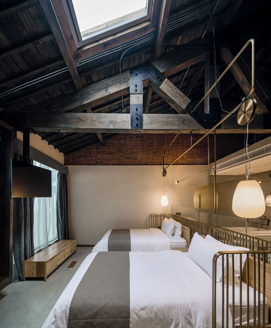 De rustiek stoere slaapkamers van het YU hotel in Shanghai