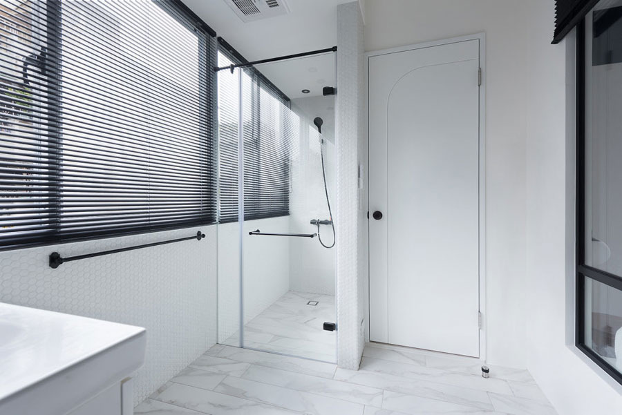 Deze geometrische ruimte is ingericht als slaapkamer en badkamer Deze geometrische ruimte is ingericht als slaapkamer en badkamer