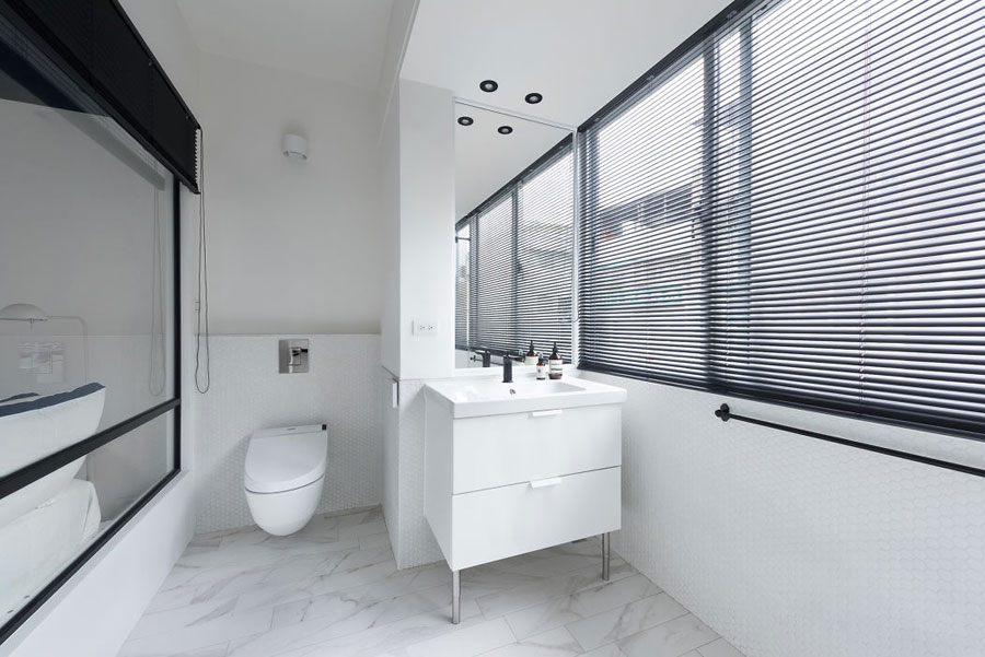 Deze geometrische ruimte is ingericht als slaapkamer en badkamer Deze geometrische ruimte is ingericht als slaapkamer en badkamer
