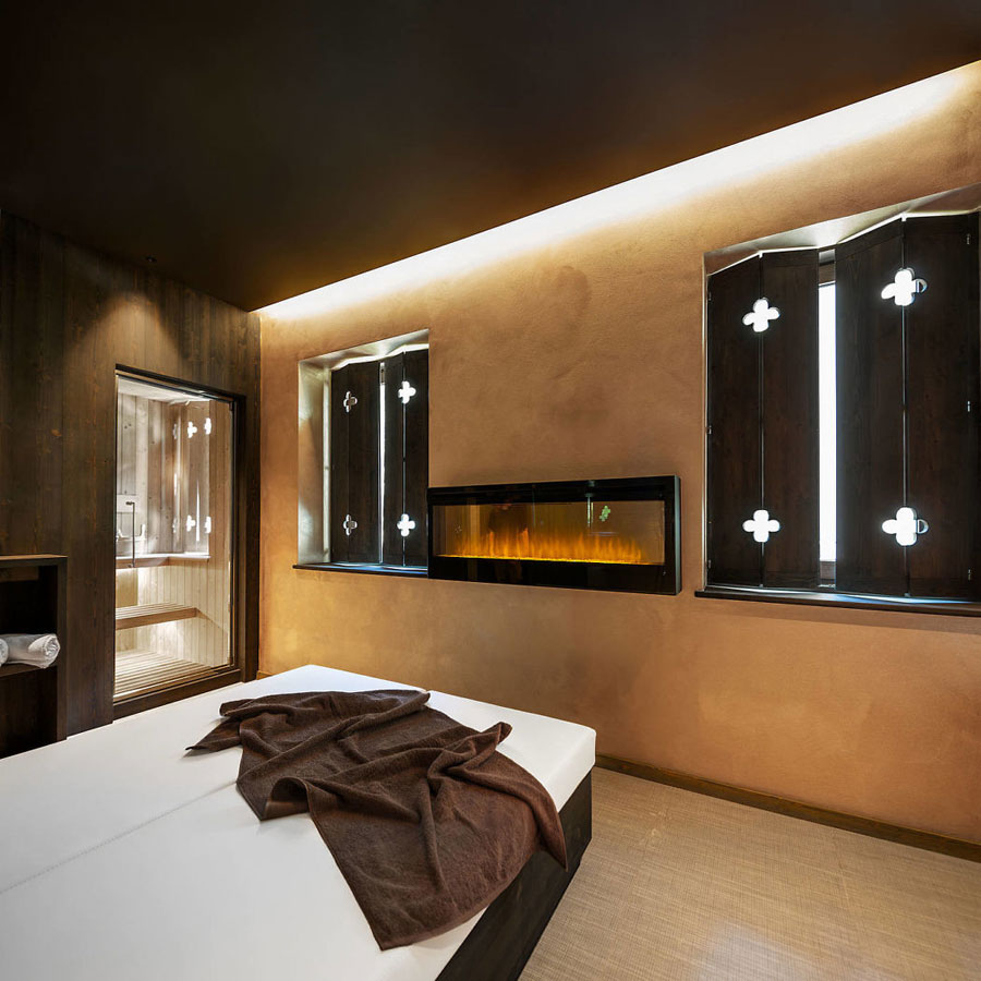 Deze kamer in natuurthema heeft een rond jacuzzi bad, een inloopdouche én een sauna!