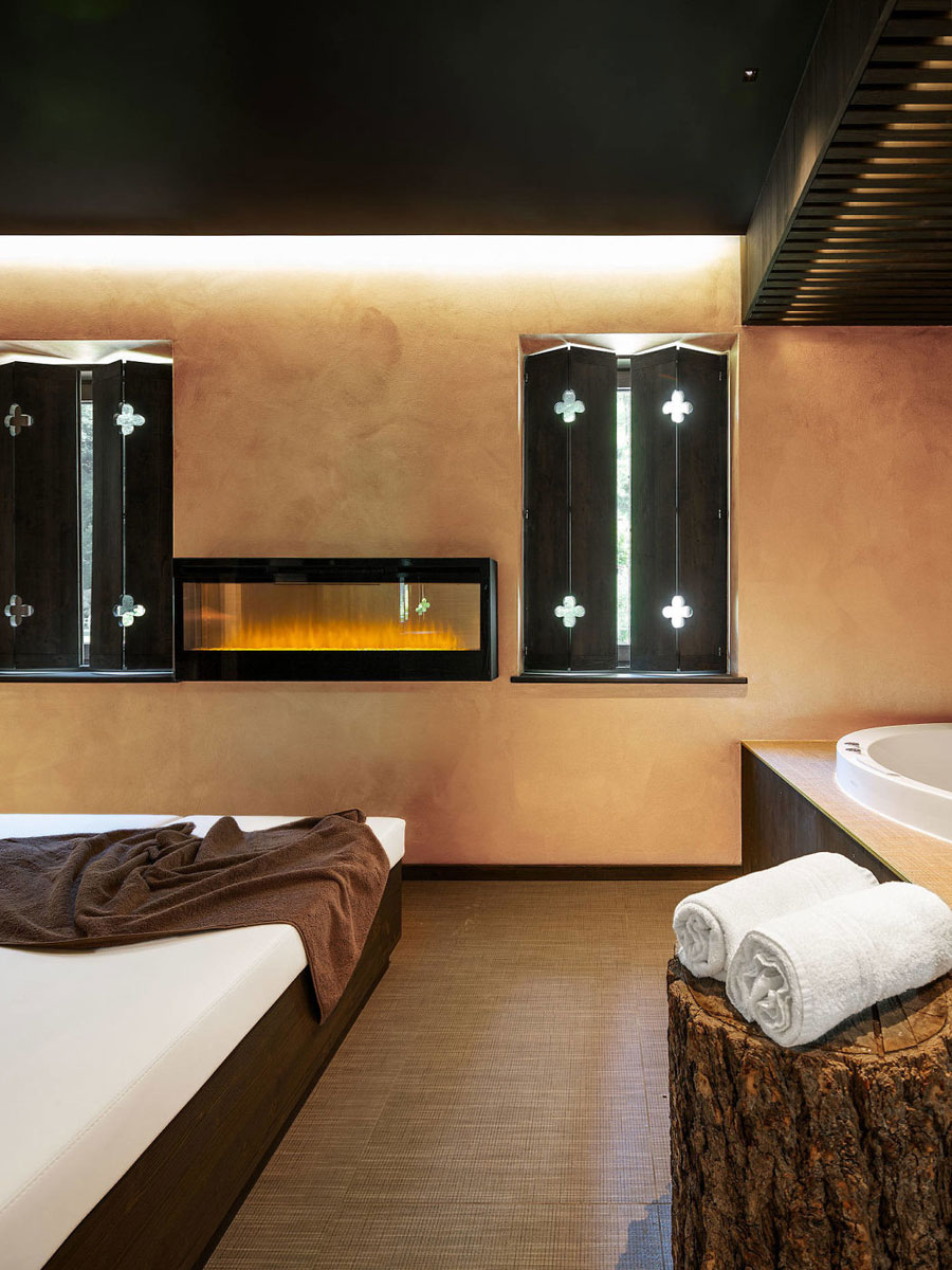 Deze kamer in natuurthema heeft een rond jacuzzi bad, een inloopdouche én een sauna! Deze kamer in natuurthema heeft een rond jacuzzi bad, een inloopdouche én een sauna!