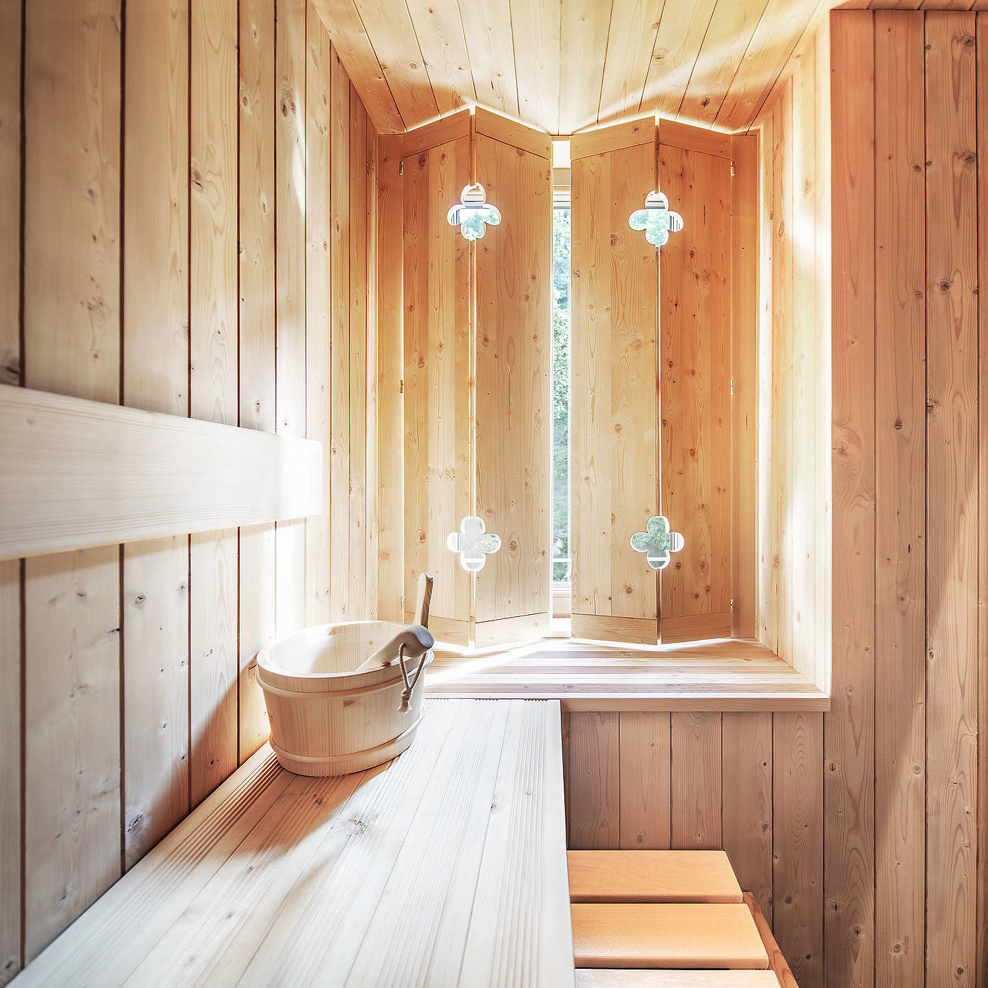 Deze kamer in natuurthema heeft een rond jacuzzi bad, een inloopdouche én een sauna!