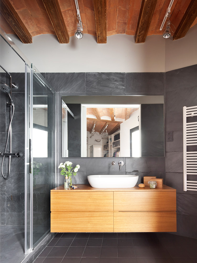Deze karakteristieke slaapkamer is ingericht met een hele fijne badkamer en suite! Deze karakteristieke slaapkamer is ingericht met een hele fijne badkamer en suite!