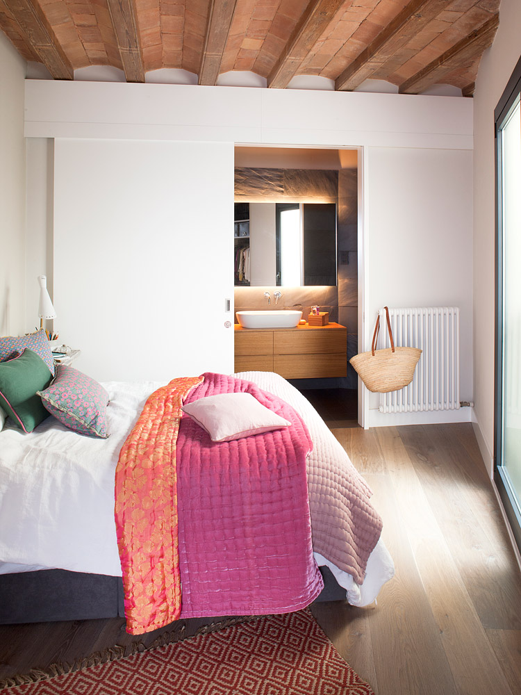 Deze karakteristieke slaapkamer is ingericht met een hele fijne badkamer en suite!
