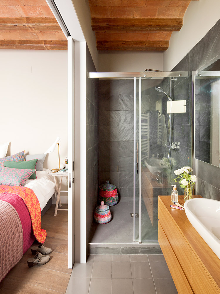 Deze karakteristieke slaapkamer is ingericht met een hele fijne badkamer en suite!