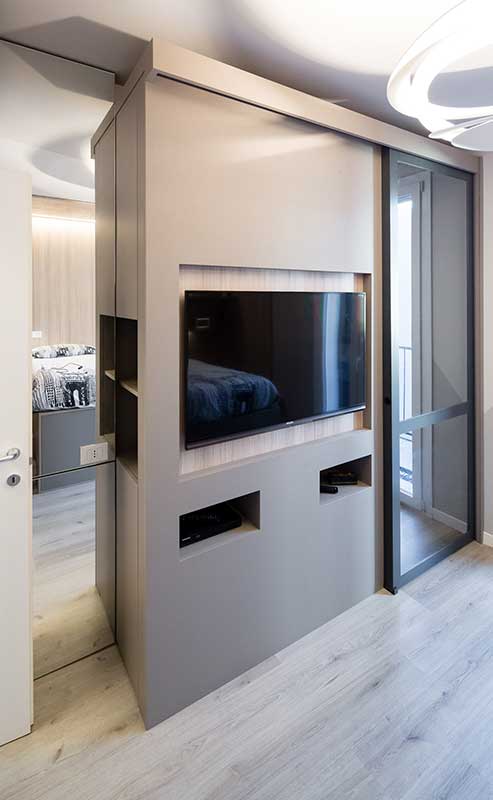 Deze moderne slaapkamer is afgewerkt met super strakke maatwerk oplossingen Deze moderne slaapkamer is afgewerkt met super strakke maatwerk oplossingen