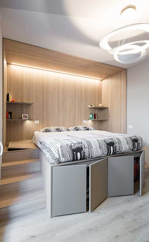 Deze moderne slaapkamer is afgewerkt met super strakke maatwerk oplossingen Deze moderne slaapkamer is afgewerkt met super strakke maatwerk oplossingen