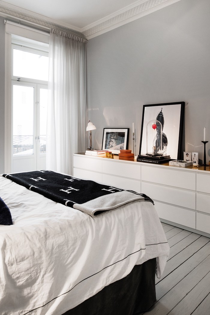 Deze Scandinavische slaapkamer is erg chique ingericht!