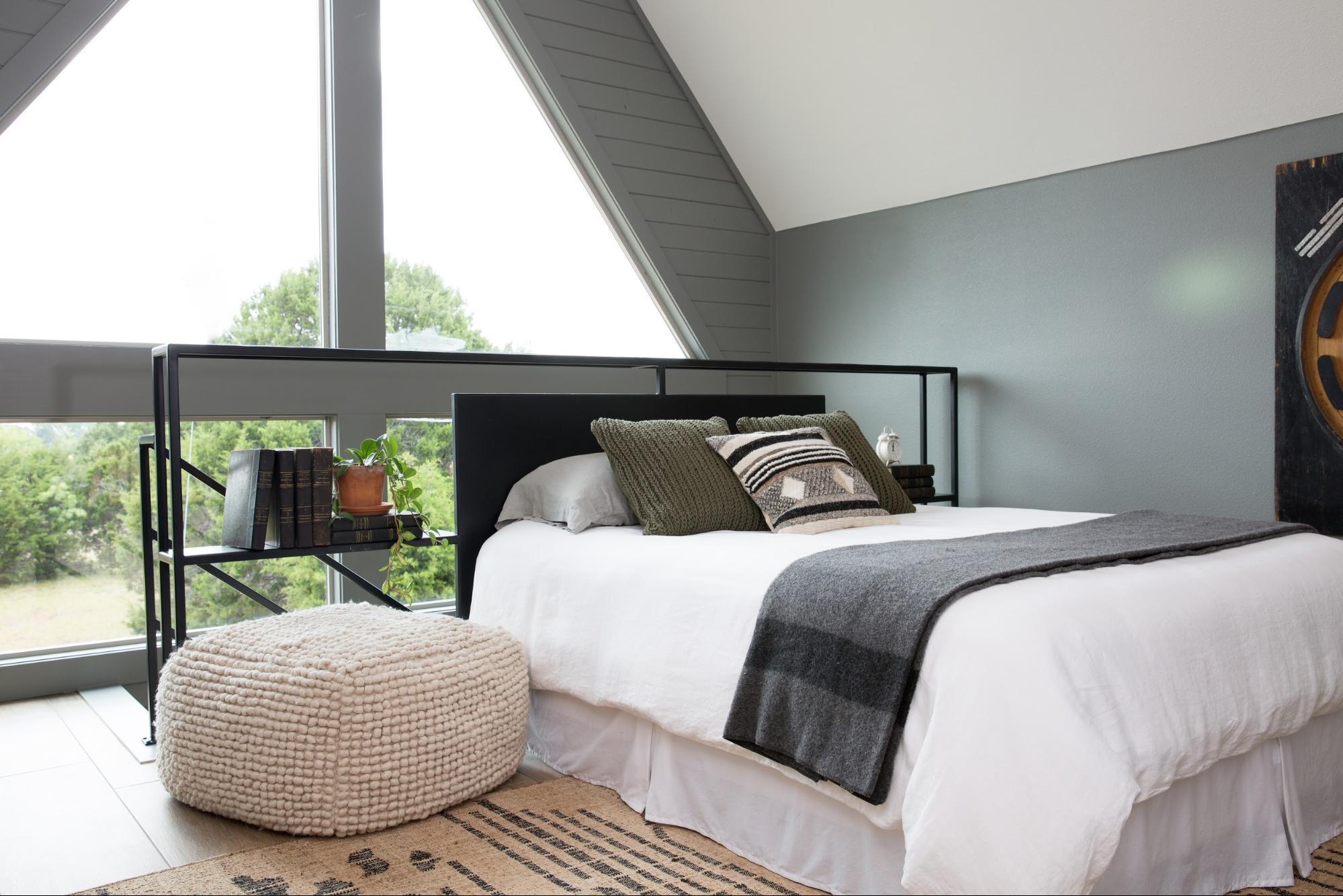 Deze slaapkamer is een stuk ruimtelijker en lichter geworden na de verbouwing Deze slaapkamer is een stuk ruimtelijker en lichter geworden na de verbouwing