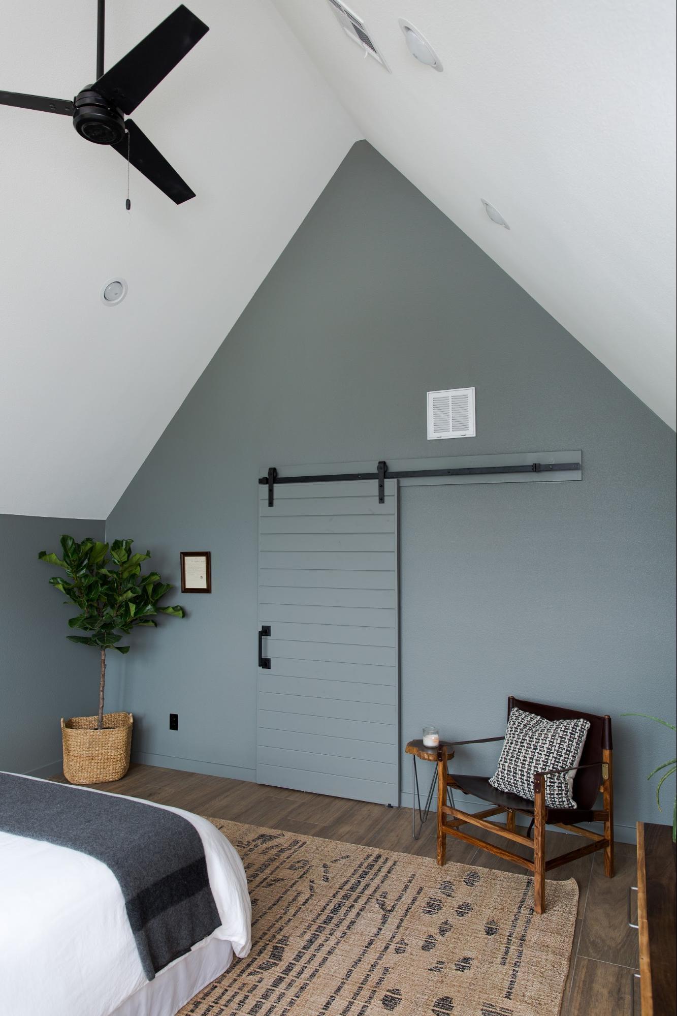 Deze slaapkamer is een stuk ruimtelijker en lichter geworden na de verbouwing Deze slaapkamer is een stuk ruimtelijker en lichter geworden na de verbouwing
