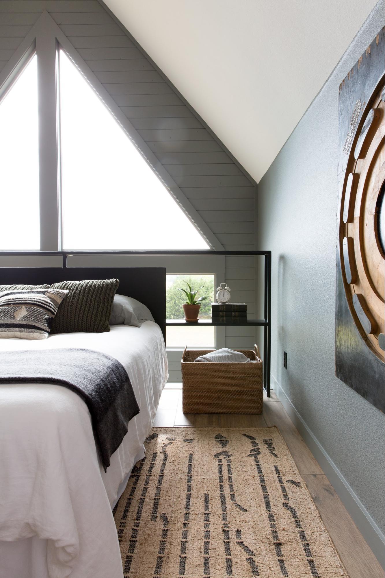Deze slaapkamer is een stuk ruimtelijker en lichter geworden na de verbouwing Deze slaapkamer is een stuk ruimtelijker en lichter geworden na de verbouwing
