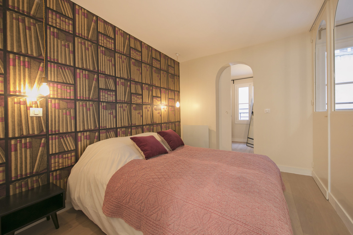 Deze slaapkamer is gedecoreerd met mooie boekenkast behang! Deze slaapkamer is gedecoreerd met mooie boekenkast behang!