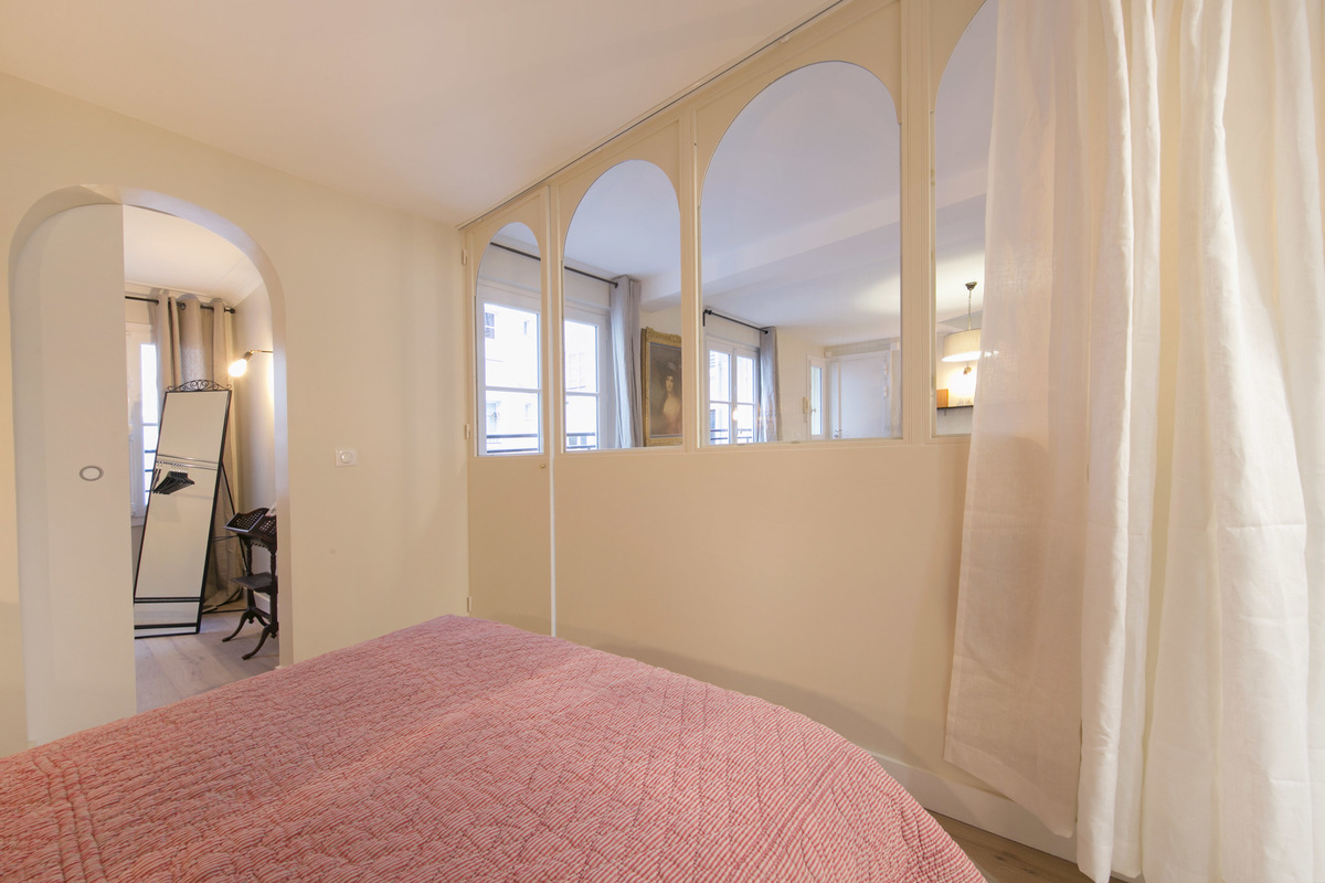 Deze slaapkamer is gedecoreerd met mooie boekenkast behang! Deze slaapkamer is gedecoreerd met mooie boekenkast behang!