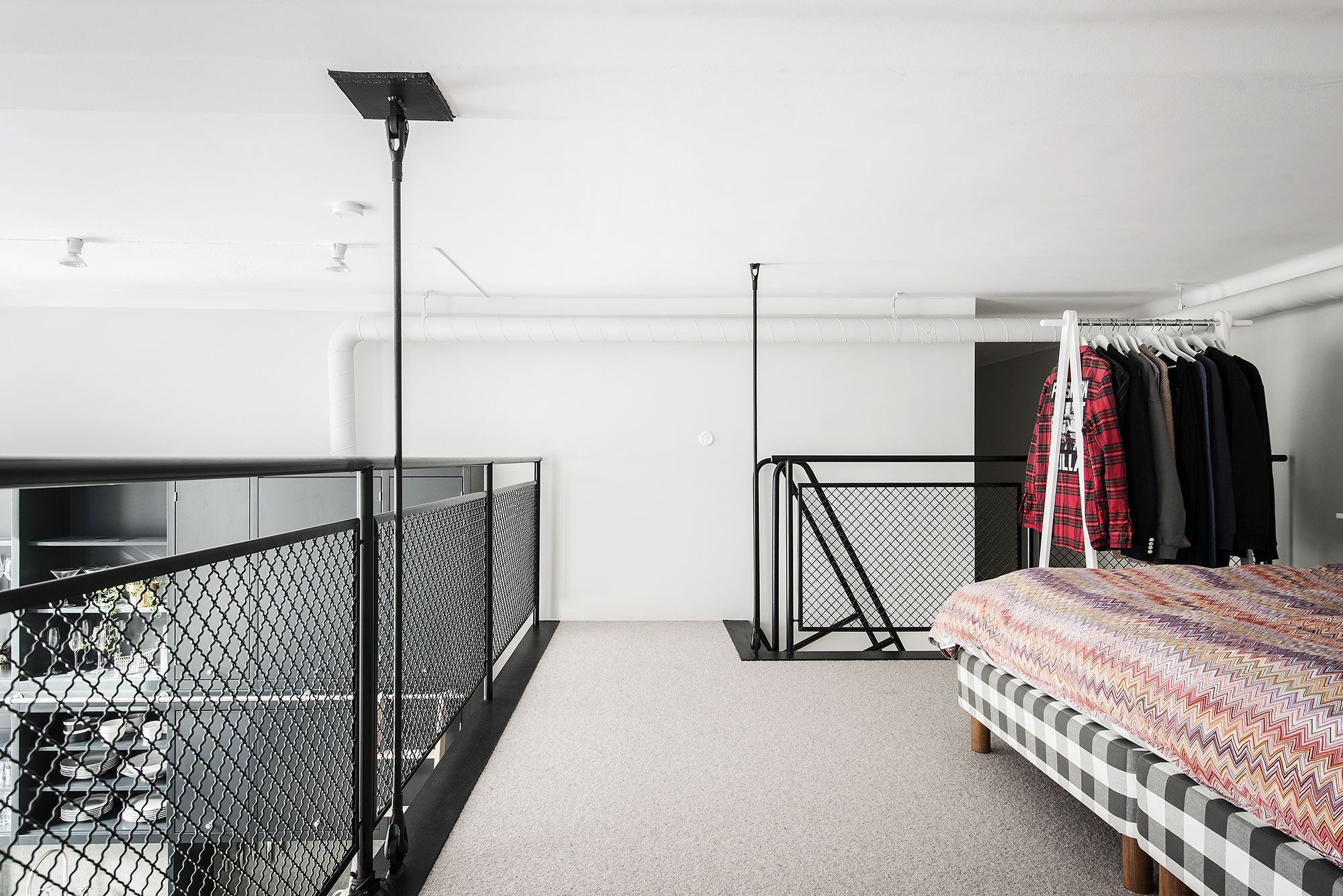 Deze slaapkamer is ingericht in de vide van een stoere Scandinavische loft