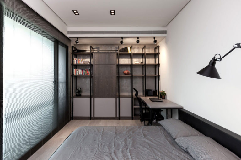 Deze stoere moderne slaapkamer is voorzien van een geheime deur Deze stoere moderne slaapkamer is voorzien van een geheime deur