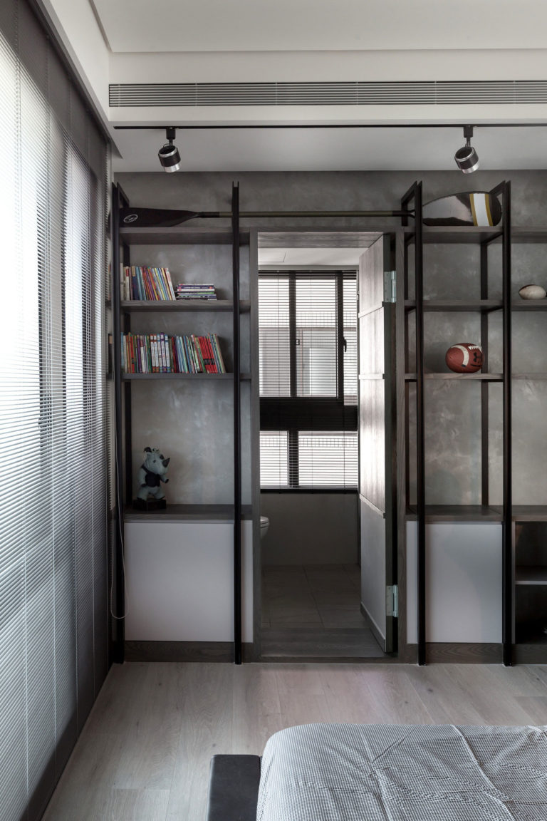 Deze stoere moderne slaapkamer is voorzien van een geheime deur Deze stoere moderne slaapkamer is voorzien van een geheime deur