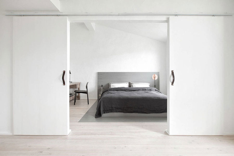 Deze twee stoere slaapkamers zijn verbonden middels grote dubbele deuren